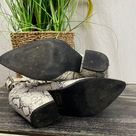 Pazzle Ivory & Gray Linda Snakeskin Animal Print Studded Ankle Booties Shoes 6.5 - Picture 5 of 7